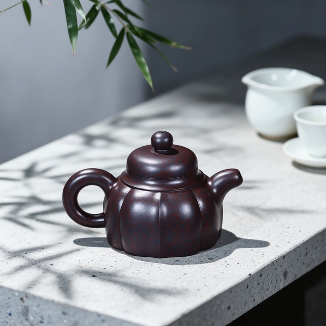 菱花壺